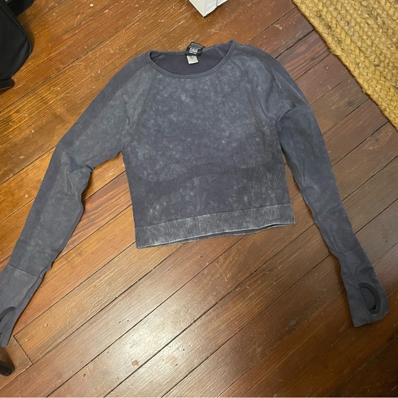 PINK Victoria's Secret Charcoal Long Sleeve Crop Top - Picture 1 of 4